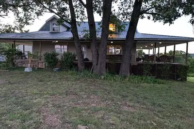 Image de Large Farmhouse in Ozark Mountains