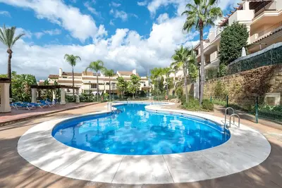 Image de Appartement 'Puerto Banus Charming' avec vue sur la montagne, Wi-Fi et climatisation