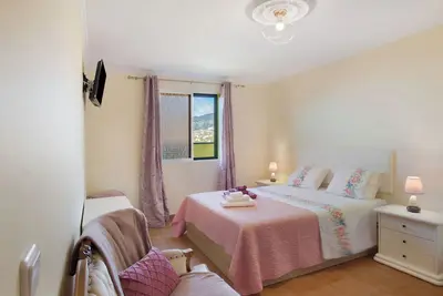 Image de Maison de vacances 'Levada Residence' avec terrasse privée, jardin privé et accès Wi-Fi