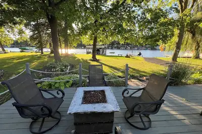 Captain’s Shore: Lake level 3-bedroom cottage, perfect for swimming and fishing