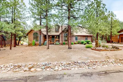 Image de Chalet-style home with lake access, mountain views, outdoor activities