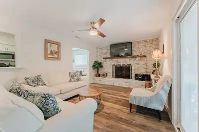 Image de Quiet Cottage, 1. 5 mi to Beach, Walk to Redfern!