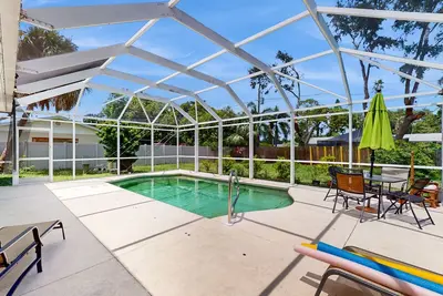 Image de Located within minutes of the Gulf, spacious pool home, Ac, Wifi