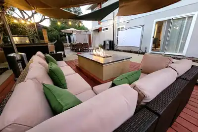 Image de San Diego's 4-bed Oasis with Hot Tub, Gym, Outdoor Theater & Huge Yard.