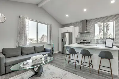 Image de 2 Mi to Downtown Escondido: Apt w/ Balconies