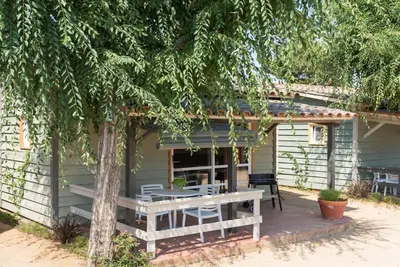 Image de Bungalow confortable avec terrasse