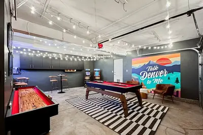 Image de Brand New Lux  Home| Hot Tub | 15min to Den