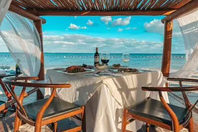 Image de Swim-Up Suite w/ King Bed, Rainforest Shower, & Direct Pool Access All-Inclusive