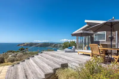 Image de Ocean Belle Onetangi - Ocean Belle Onetangi is a superbly appointed, luxury 2-bedroom holiday home with incredible views over Onetangi Beach and across to Coromandel and Great Barrier Island.