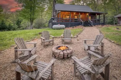 Image de Hot Tub & Firepit | Secluded Cabin Sleeps 8
