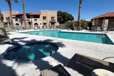 Image de Cozy 2-bedroom condo with Ac, fitness room, WiFi in enjoyable Glendale