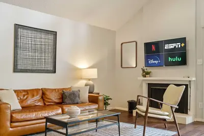 Image de Comfortable Living in Atx | Private Deck + Office