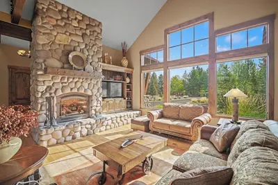 Image de Scenic Sunriver Escape with Access to Exclusive Golf