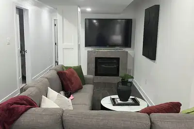 Image de Charming 3-bedroom space  in awesome Mississauga with Ac, WiFi heated driveway