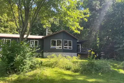 Image de Cozy, spacious lakeside home, less than 15 minutes to town.