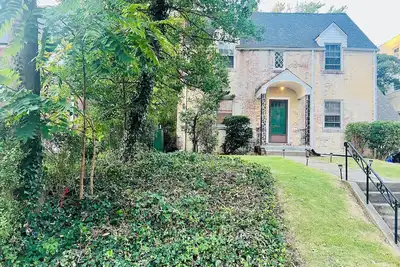 Image de Large 4-bed home Dc's Best Location w/ Parking, Walk to Metro, Nightlife, Shops!