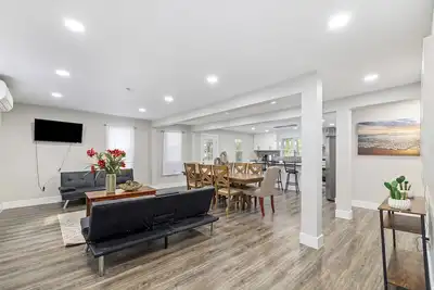 Image de Newly Renovated Charmer, Spacious 6-bedroom house.