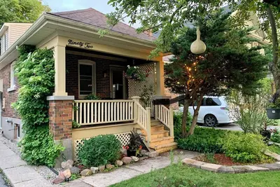 Image de Charming 3-bedroom house very close to downtown Kingston, Kgh and Queens.