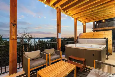 Image de Themed Lake Front Hot Tub Arcade Group Stay