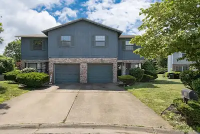 Image de Touch of Class  3-bedroom townhome in Belleville King Bedroom.
