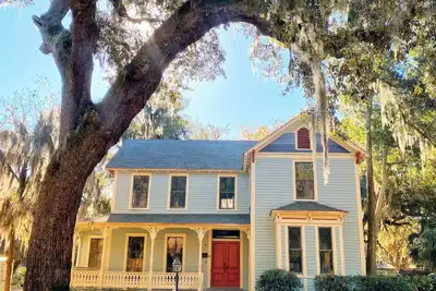 Image de Sweet Little Victorian Retreat in Historic Brunswick, Ga