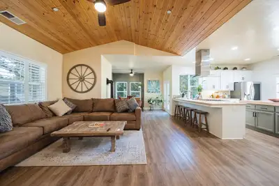 Image de Downtown Retreat w/ Hot Tub and Fire Pit!