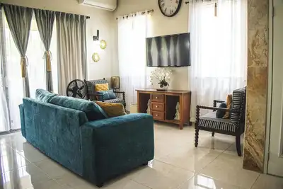 Orchid Home - Charming 2-bedroom house with WiFi and Ac in Kingston 6