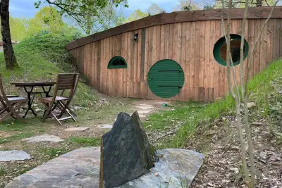 Image de Insolite - Cabane Lena de type hobbit Saint Nicolas Des Eaux face à la rivière