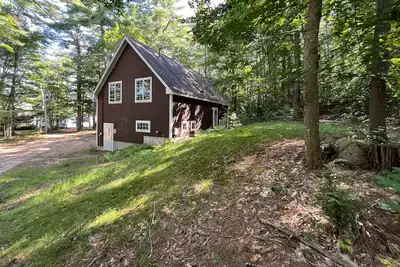 Image de Tranquil Lakefront Retreat with Private Beach and Spacious Living