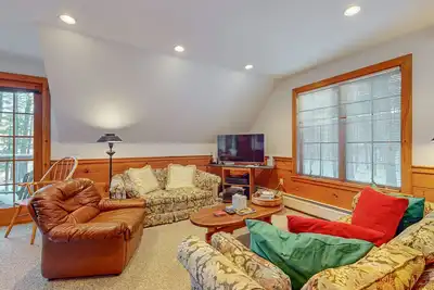 Image de Charming Lakefront Apartment with Stunning Views and Cozy Amenities