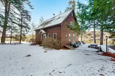 Image de Tranquil Lakefront Retreat with large outdoor patio, beach and Stunning Views