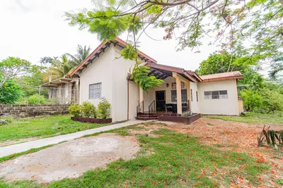 Image de Tranquil single-level retreat with lush patio, hammock, & high-speed WiFi