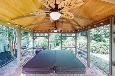 Image de 5br Charming  home with Hot tub, Game room and Front Deck