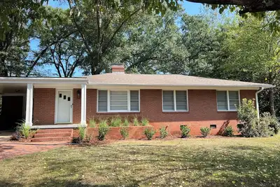 Image de Charming Updated Home with Private Yard & Deck – Walkable to Clemson Stadium!