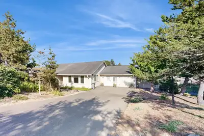 Image de Charming home near ocean with patio, firepit, WiFi, streaming, and wood stove