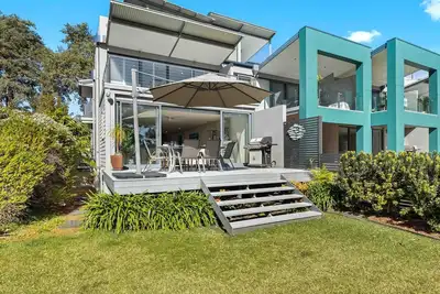 Bowie's Beach House by Experience Jervis Bay