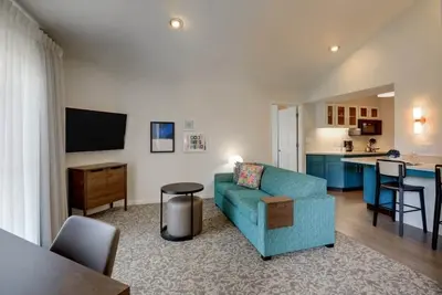 Image de Best Place to Unwind! 3 Relaxing 2br Suites, Pool Access, Steps from Golf Area!