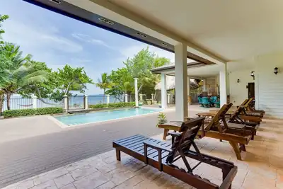 Image de Luxury 4br Beachfront Home-Pool & Spa-Like Bath