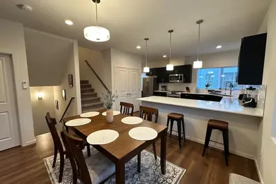 Image de Modern & Cozy Townhouse in Monroe