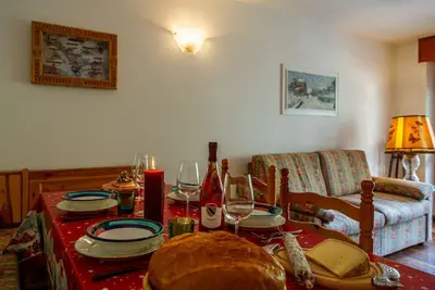 Image de L'emplacement central combiné à la vue imprenable sur les montagnes font de cette résidence le choix parfait pour des vacances inoubliables. Cet appartement allie confort et praticité et propose deux chambres, l'une avec un lit double et l'autre avec