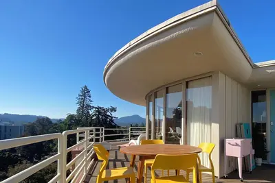 Image de Newly renovated penthouse getaway!