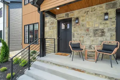 Image de New, charming 3-bedroom townhome with WiFi and all amenities!