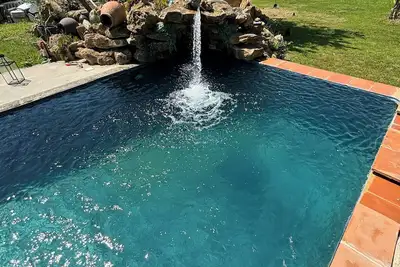 Image de Villabellevue – Havre de paix à la campagne avec cheminée et vue panoramique.