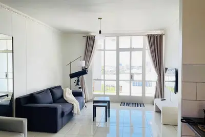 Image de Cozy apartment in charming Windhoek with WiFi, parking and peace of mind.
