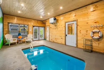 Image de 10% Sale! Indoor Pool, Pets, Kids Arcades, Ping Pong, Bocce Ball, Basketball, Peaceful