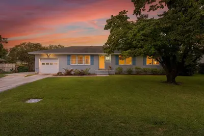 Luxurious & Comfy Haven: Prime Location ~ Pool ~ Hot Tub ~ Fire Pit ~ Gym ~ Pkg!