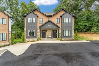 Image de New, charming 3-bedroom townhome with all amenities in convenient location