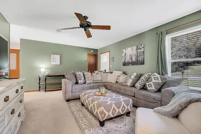 Image de King Bed, Screened Porch, Covered Rv parking & Garage! Great for extended stays