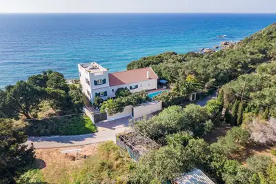 Image de Villa 'Seahorse Bay Beach Halikounas' avec piscine privée, terrasse privée et climatisation