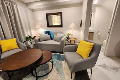 Image de 2-Br with own ensuite, comfortable & accessible townhouse with own parking.